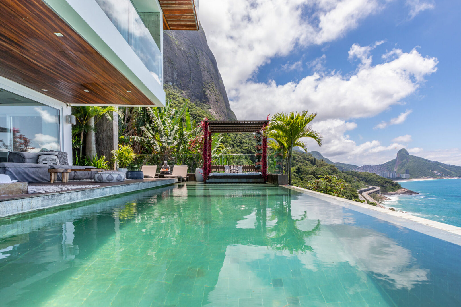 An Art de Vivre oceanfront residence in Joá, Rio de Janeiro